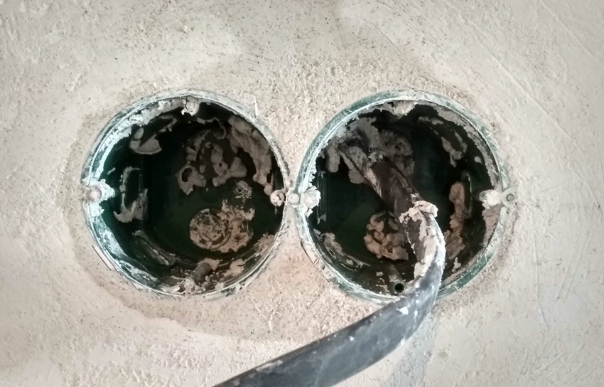 Stikkene monteres i væggen, og derefter installeres stikkontakter og afbrydere inde i dem Stikkene monteres i væggen, og derefter installeres stikkontakter og afbrydere inde i dem