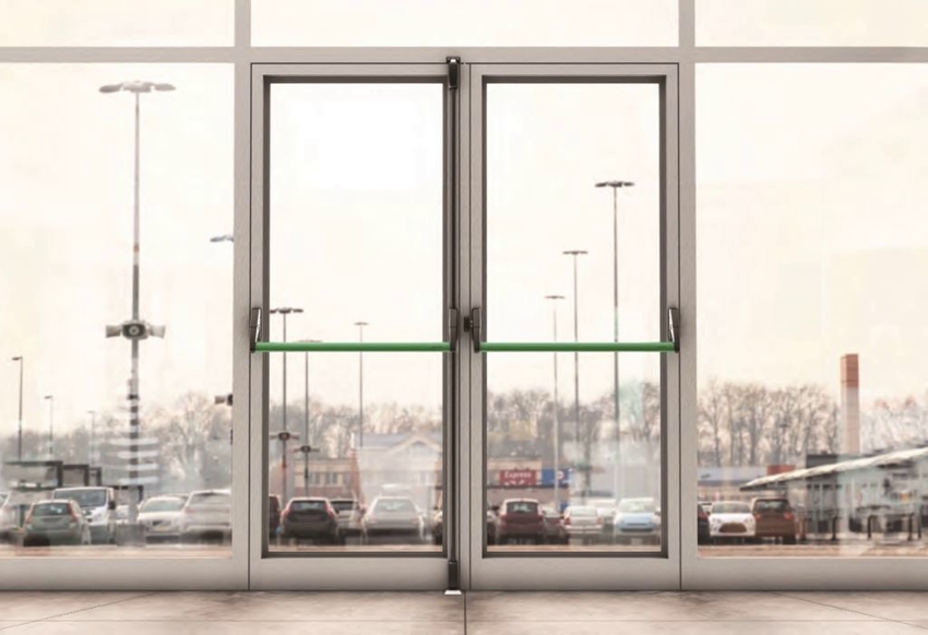 Sa labas, ang pintuan ay nilagyan ng isang maginoo na rotary handle, at sa loob - na may isang espesyal na anti-panic lever Sa labas, ang pintuan ay nilagyan ng isang maginoo na rotary handle, at sa loob - na may isang espesyal na anti-panic lever