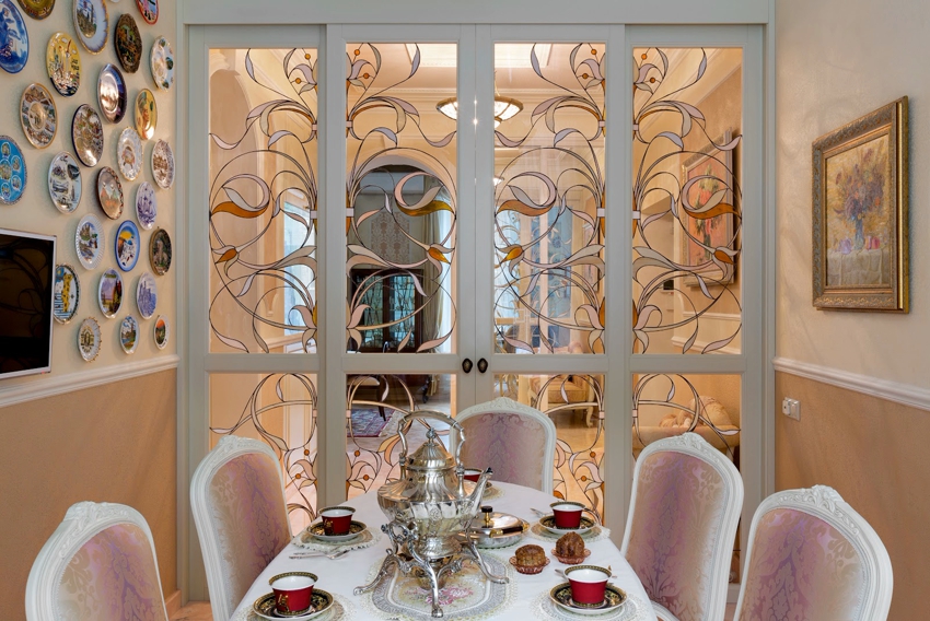 ניתן לקשט את מפתחות הזכוכית על הדלת עם חלונות ויטראז 'וציורים ניתן לקשט את מפתחות הזכוכית על הדלת עם חלונות ויטראז 'וציורים