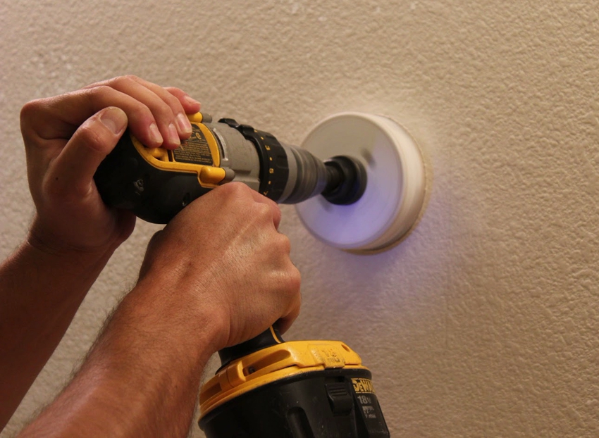 Korunu je možné použiť ako nadstavec pre vŕtačku alebo príklepovú vŕtačku Korunu je možné použiť ako nadstavec pre vŕtačku alebo príklepovú vŕtačku