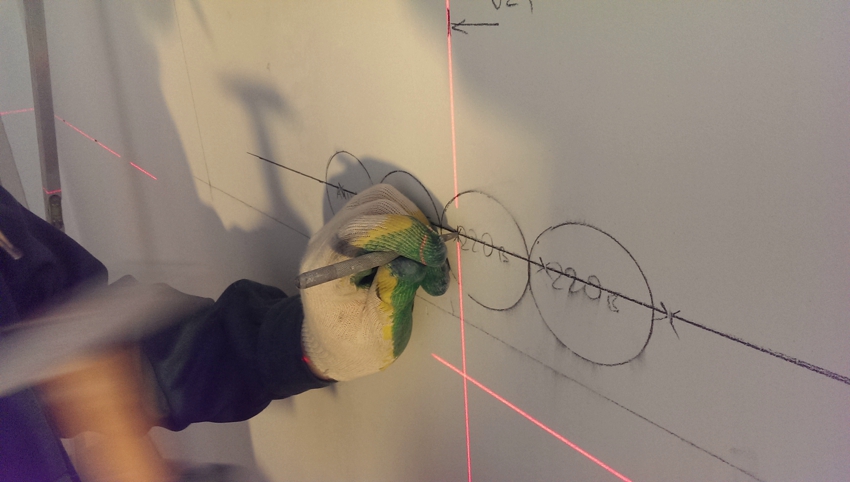 Pred začatím práce sa na stenu nanáša označenie Pred začatím práce sa na stenu nanáša označenie