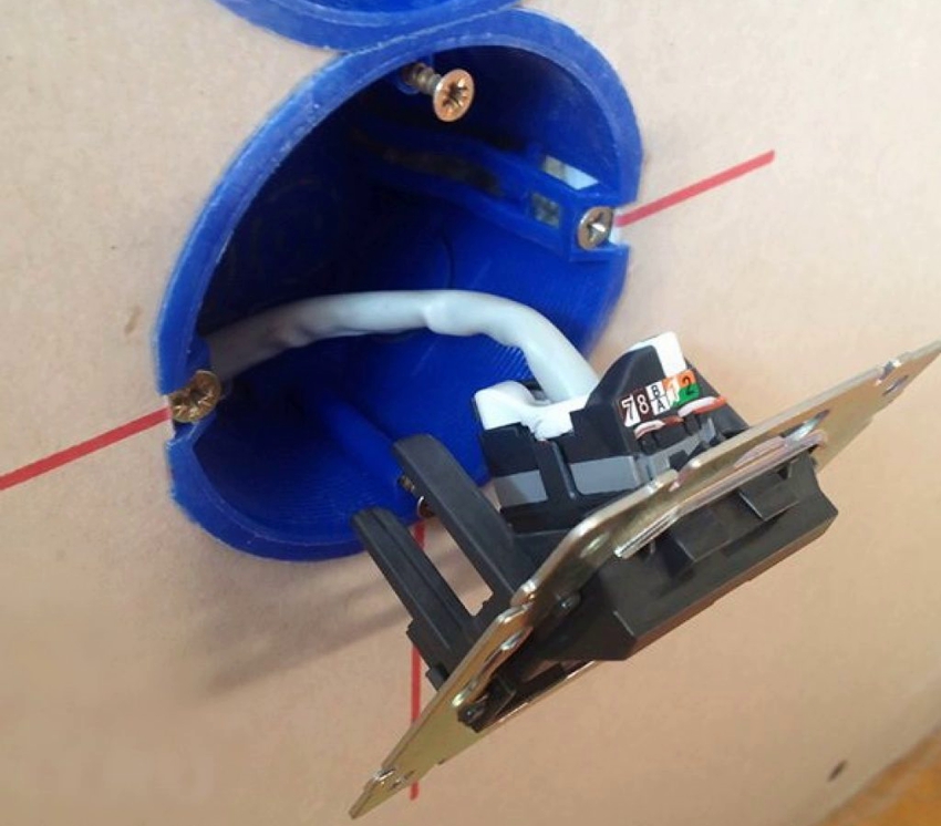 Po upevnení krabice v stene môžete začať inštalovať zásuvku Po upevnení krabice v stene môžete začať inštalovať zásuvku