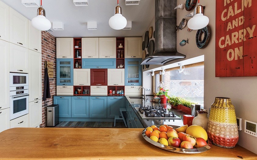 החלון הנמוך המקורי במטבח, הממוקם לאורך כל משטח העבודה החלון הנמוך המקורי במטבח, הממוקם לאורך כל משטח העבודה