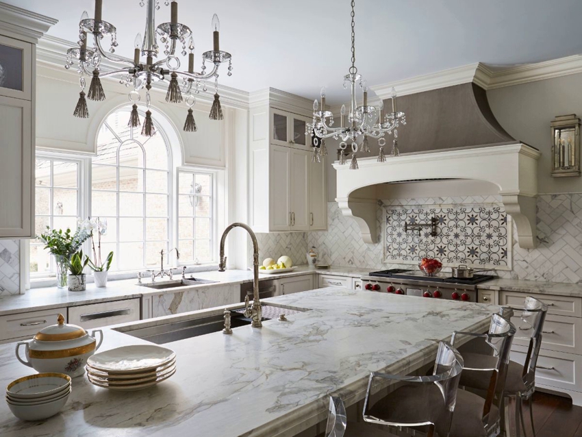 חלון מקושת גדול במטבח בסגנון קלאסי חלון מקושת גדול במטבח בסגנון קלאסי