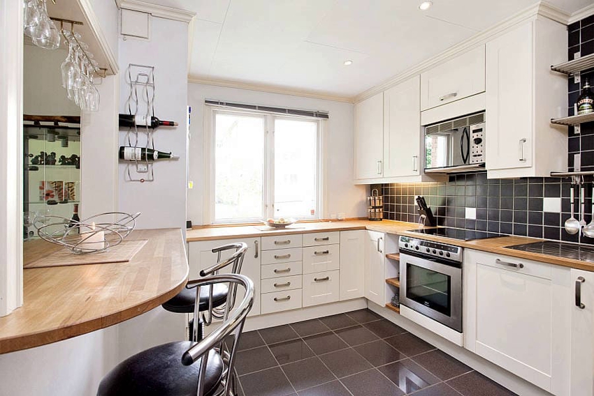 חלון באזור העבודה במטבח יספק חדירת אור שמש מקסימאלית חלון באזור העבודה במטבח יספק חדירת אור שמש מקסימאלית