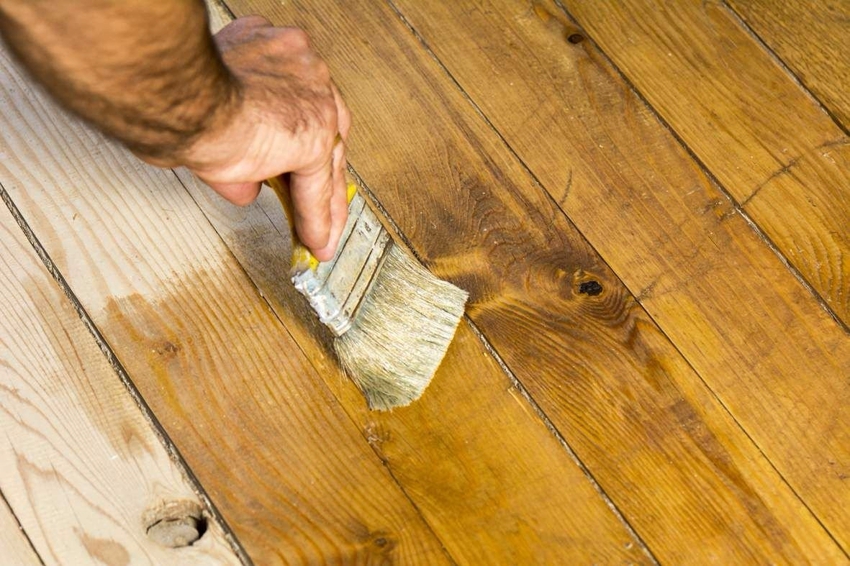 Najczęściej lakier poliuretanowy ma płynną konsystencję i jest gotowy do użycia natychmiast po otwarciu puszki Najczęściej lakier poliuretanowy ma płynną konsystencję i jest gotowy do użycia natychmiast po otwarciu puszki