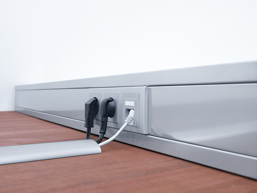 Raspored utičnica u postolju pomoću električnih instalacijskih kabelskih kanala Raspored utičnica u postolju pomoću električnih instalacijskih kabelskih kanala