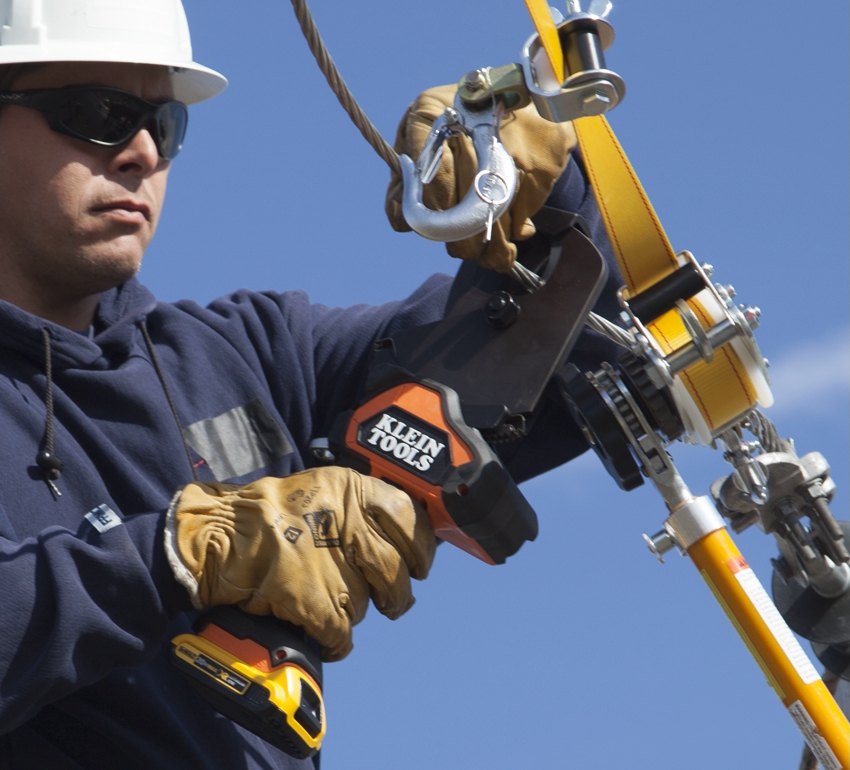 Ha csavarvágóval dolgozik, használjon védőszemüveget vagy maszkot és egyéb egyéni védőeszközöket Ha csavarvágóval dolgozik, használjon védőszemüveget vagy maszkot és egyéb egyéni védőeszközöket