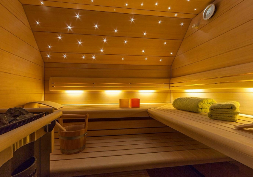 Gamit ang mga ilaw ng fiber optic, maaari kang lumikha ng epekto ng isang mabituing langit sa silid ng singaw Gamit ang mga ilaw ng fiber optic, maaari kang lumikha ng epekto ng isang mabituing langit sa silid ng singaw