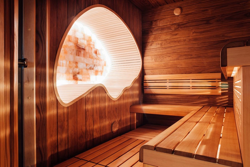 Magagandang pag-iilaw sa sauna gamit ang LED strips at screen backlight mula sa Himalayan salt Magagandang pag-iilaw sa sauna gamit ang LED strips at screen backlight mula sa Himalayan salt