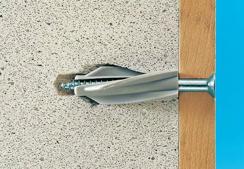 Påføring af en polymer dyvel til luftbetonvæg Påføring af en polymer dyvel til luftbetonvæg