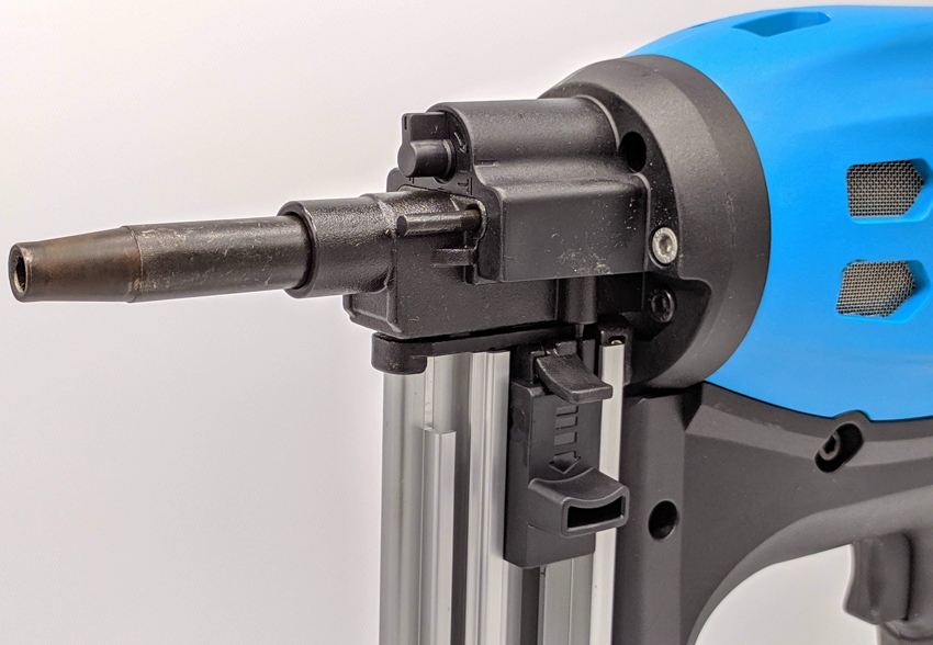 Gasnagler sind leistungsstark und können Nägel in harte Oberflächen hämmern Gasnagler sind leistungsstark und können Nägel in harte Oberflächen hämmern