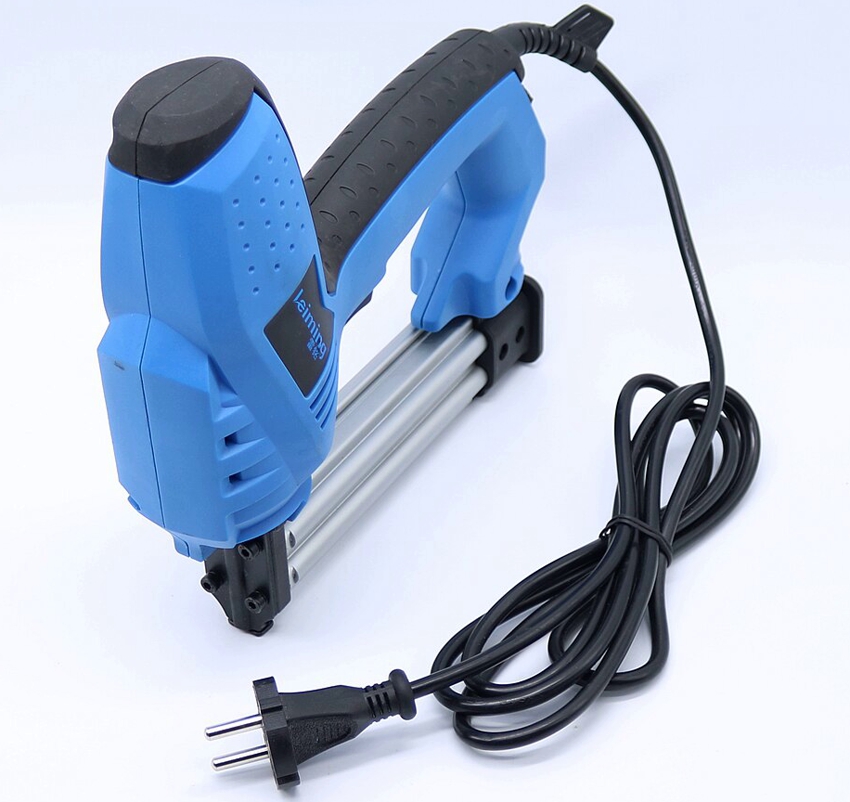 Es wird nicht empfohlen, Elektroneiler in Räumen mit hoher Luftfeuchtigkeit zu verwenden. Es wird nicht empfohlen, Elektroneiler in Räumen mit hoher Luftfeuchtigkeit zu verwenden.