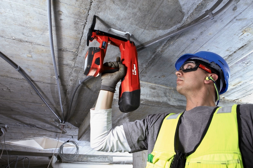 Mit einem Nagler können Sie Nägel in Decken und schwer zugängliche Stellen einschlagen Mit einem Nagler können Sie Nägel in Decken und schwer zugängliche Stellen einschlagen