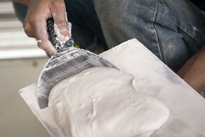 ปริมาณของผงสำหรับอุดรูที่ใช้จะขึ้นอยู่กับประเภทของพื้นผิวและจำนวนตำหนิและรอยแตก ปริมาณของผงสำหรับอุดรูที่ใช้จะขึ้นอยู่กับประเภทของพื้นผิวและจำนวนตำหนิและรอยแตก