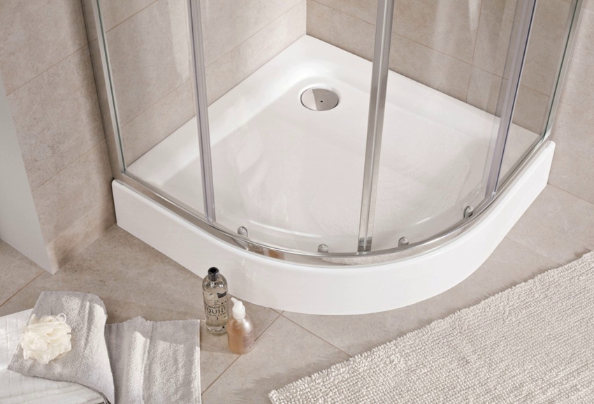 Niska tuš kada s ugrađenom zamkom za miris Niska tuš kada s ugrađenom zamkom za miris