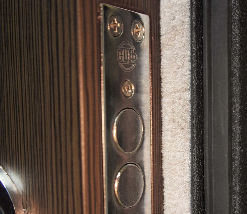 Tetningsbåndet kan forhindre at støv og støy kommer inn i rommet Tetningsbåndet kan forhindre at støv og støy kommer inn i rommet