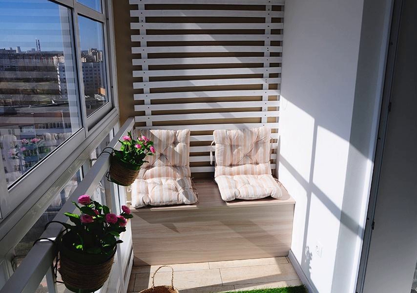 Design elegante de um pequeno sofá na loggia Design elegante de um pequeno sofá na loggia