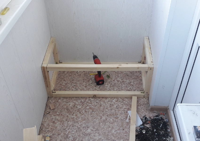 Fazendo a moldura do futuro sofá Fazendo a moldura do futuro sofá