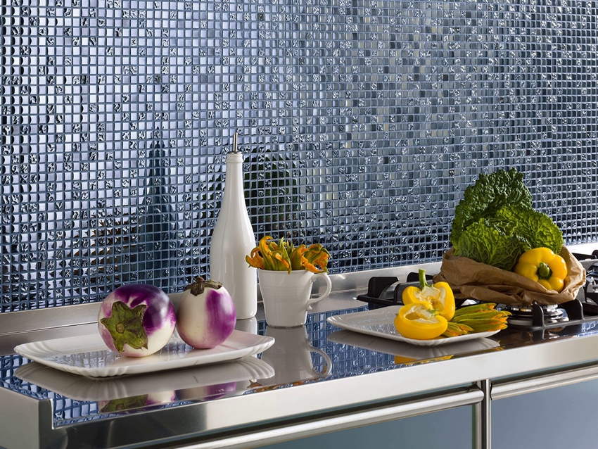 Ang maraming kulay na maliliit na tile ng mosaic ay lumikha ng isang kapansin-pansin na makintab na epekto Ang maraming kulay na maliliit na tile ng mosaic ay lumikha ng isang kapansin-pansin na makintab na epekto