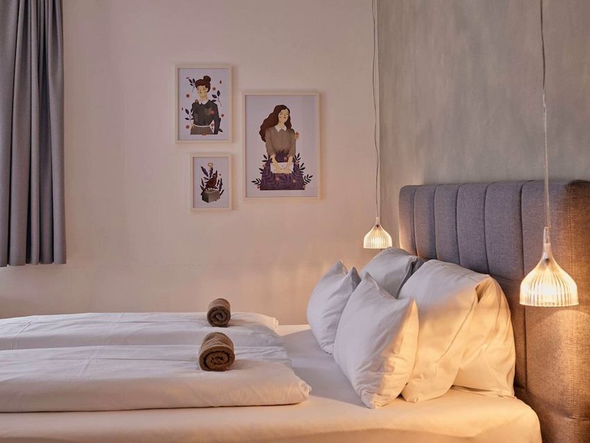 Κρεμαστά φωτιστικά-πολυέλαιοι στο υπνοδωμάτιο Κρεμαστά φωτιστικά-πολυέλαιοι στο υπνοδωμάτιο