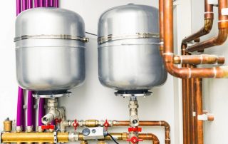 Разширителен резервоар за отопление от отворен тип и затворени резервоари за подаване на топла вода