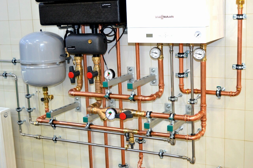 Der Ausgleichsbehälter ist neben dem Heizkessel installiert Der Ausgleichsbehälter ist neben dem Heizkessel installiert