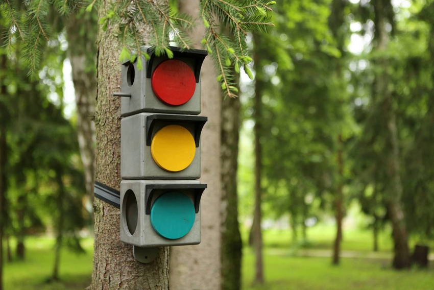 Trei case situate una peste alta sub forma unui semafor Trei case situate una peste alta sub forma unui semafor