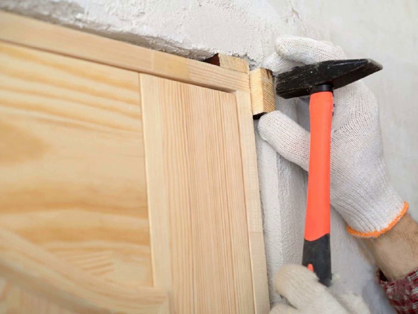 Durch die Installation von Platbands können Sie Spuren der Boxinstallation und unästhetische Lücken verbergen Durch die Installation von Platbands können Sie Spuren der Boxinstallation und unästhetische Lücken verbergen