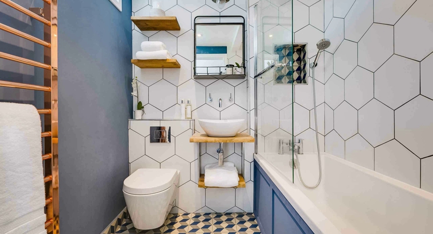 Kupaonske police: vrste, materijali i stil