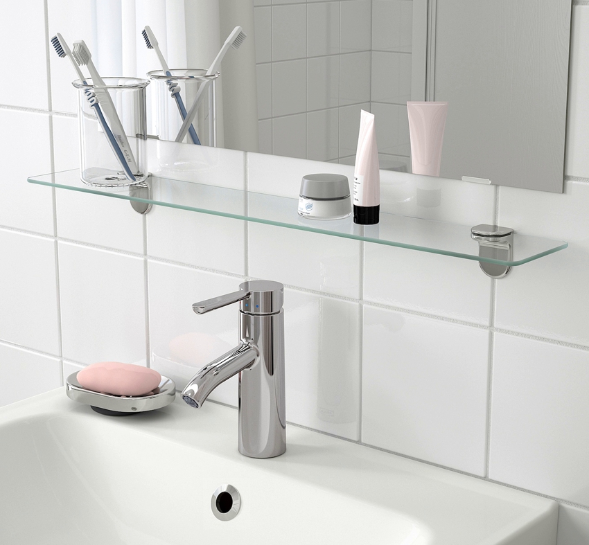 Banyo lavabosunun üstünde dar cam raf Banyo lavabosunun üstünde dar cam raf