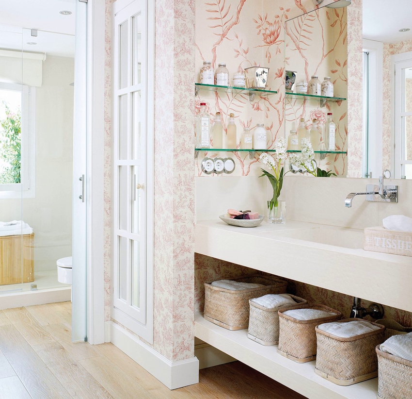 Banyodaki rafların işlevsel düzenlemesi - aynanın yanında ve lavabonun altında Banyodaki rafların işlevsel düzenlemesi - aynanın yanında ve lavabonun altında