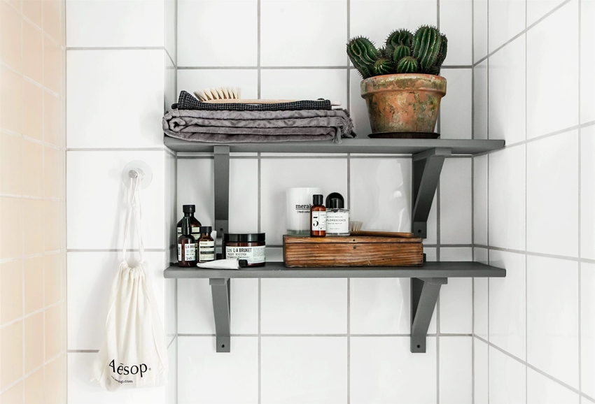 Kontrastujące ciemne półki na tle białych płytek Kontrastujące ciemne półki na tle białych płytek