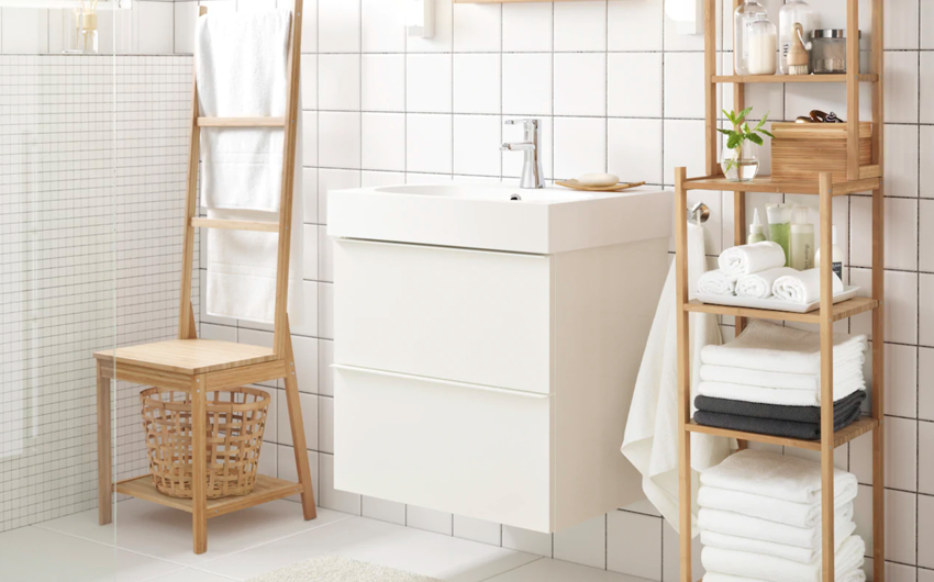 Krzesło z drewnianą półką do łazienki Krzesło z drewnianą półką do łazienki