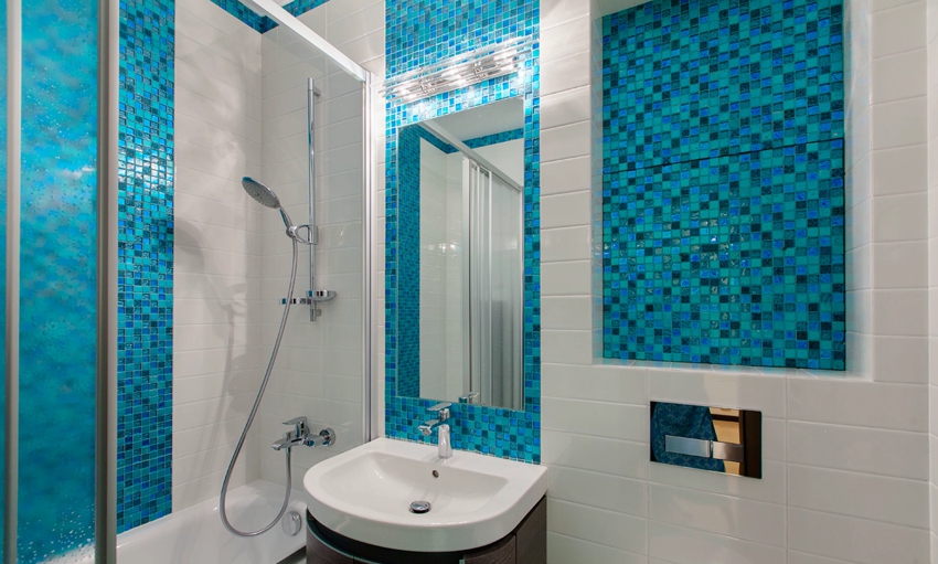 Bagvæggen på badeværelsets niche er flisebelagt med mosaikker Bagvæg af niche i badeværelset er flisebelagt med mosaikker