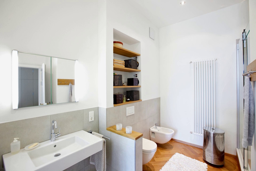 Hylder på badeværelset lavet af gipsplader og træ Hylder på badeværelset lavet af gipsplader og træ